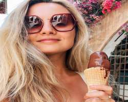 Niomi is fond of ice-creams, especially chocolate ice cream.